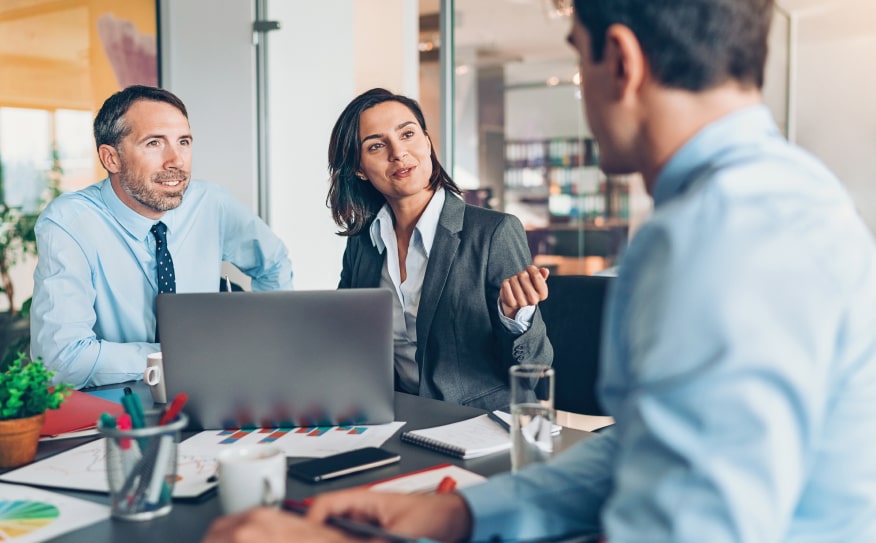 Colaboradores conversando en una oficina corporativa