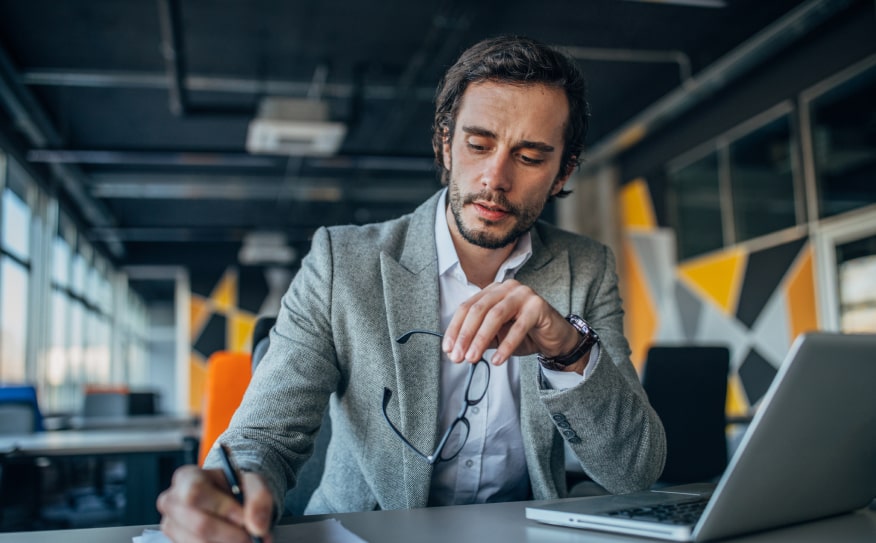 Hombre sentado en su escritorio trabajando